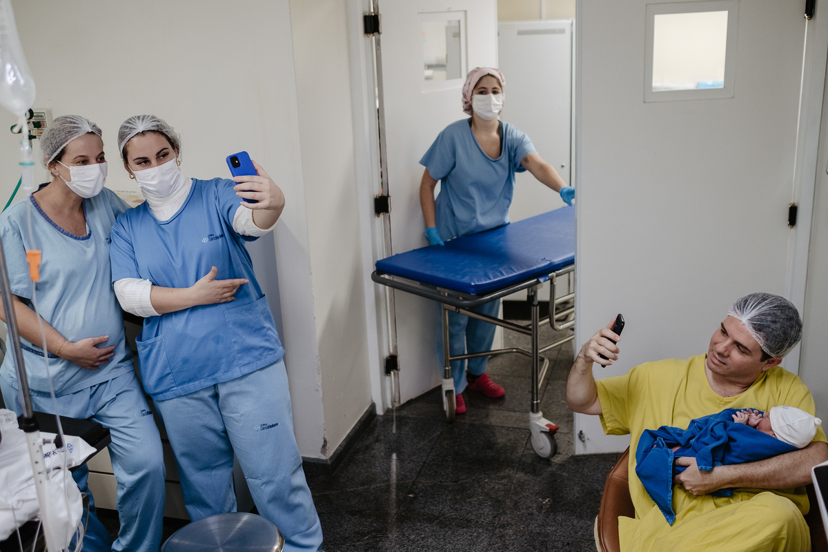 Cesárea humanizada registrada por Thiago Braga Fotografia na Maternidade Santa Helena em Florianópolis