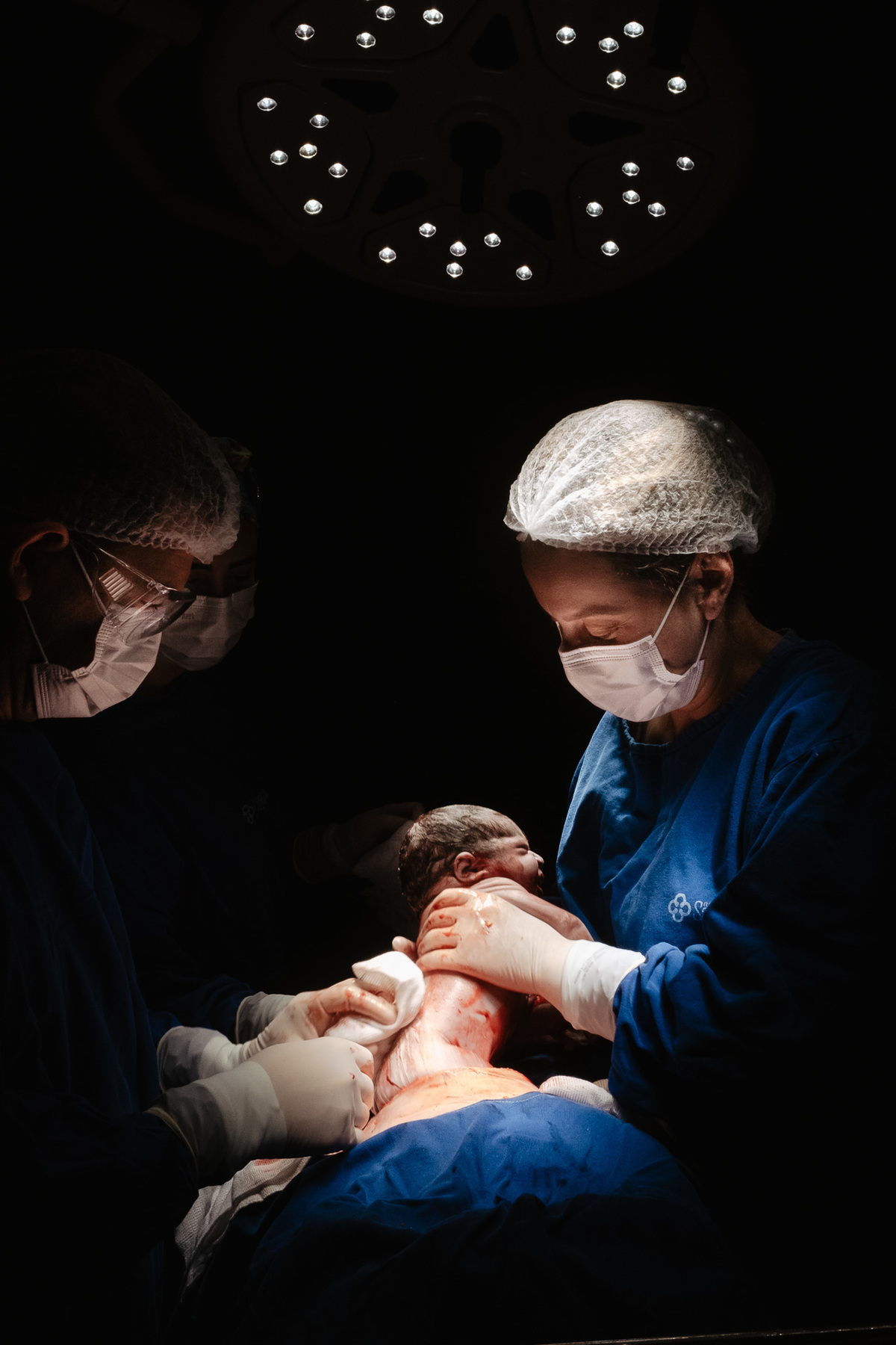 Cesárea humanizada registrada por Thiago Braga Fotografia na Maternidade Santa Helena em Florianópolis