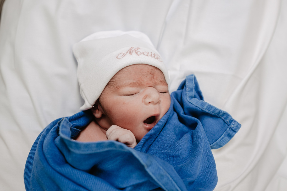 Cesárea humanizada registrada por Thiago Braga Fotografia na Maternidade Santa Helena em Florianópolis
