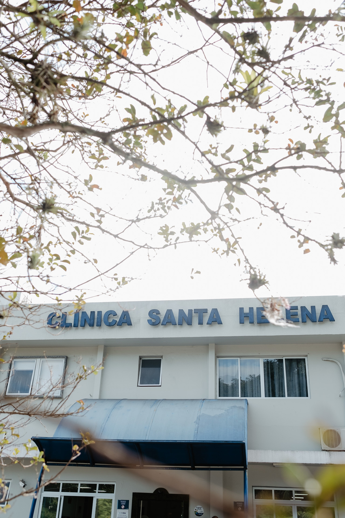Cesárea humanizada registrada por Thiago Braga Fotografia na Maternidade Santa Helena em Florianópolis