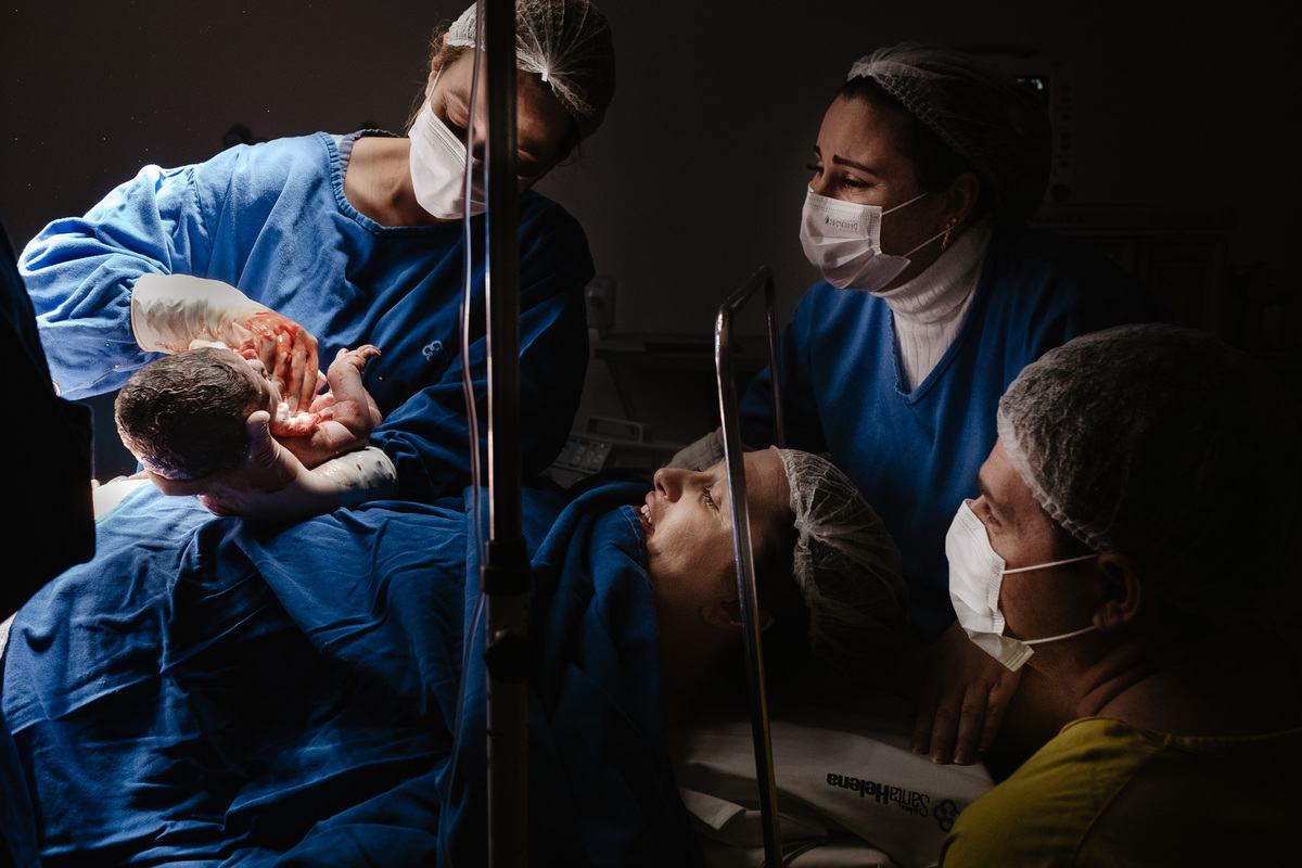 Cesárea humanizada registrada por Thiago Braga Fotografia na Maternidade Santa Helena em Florianópolis