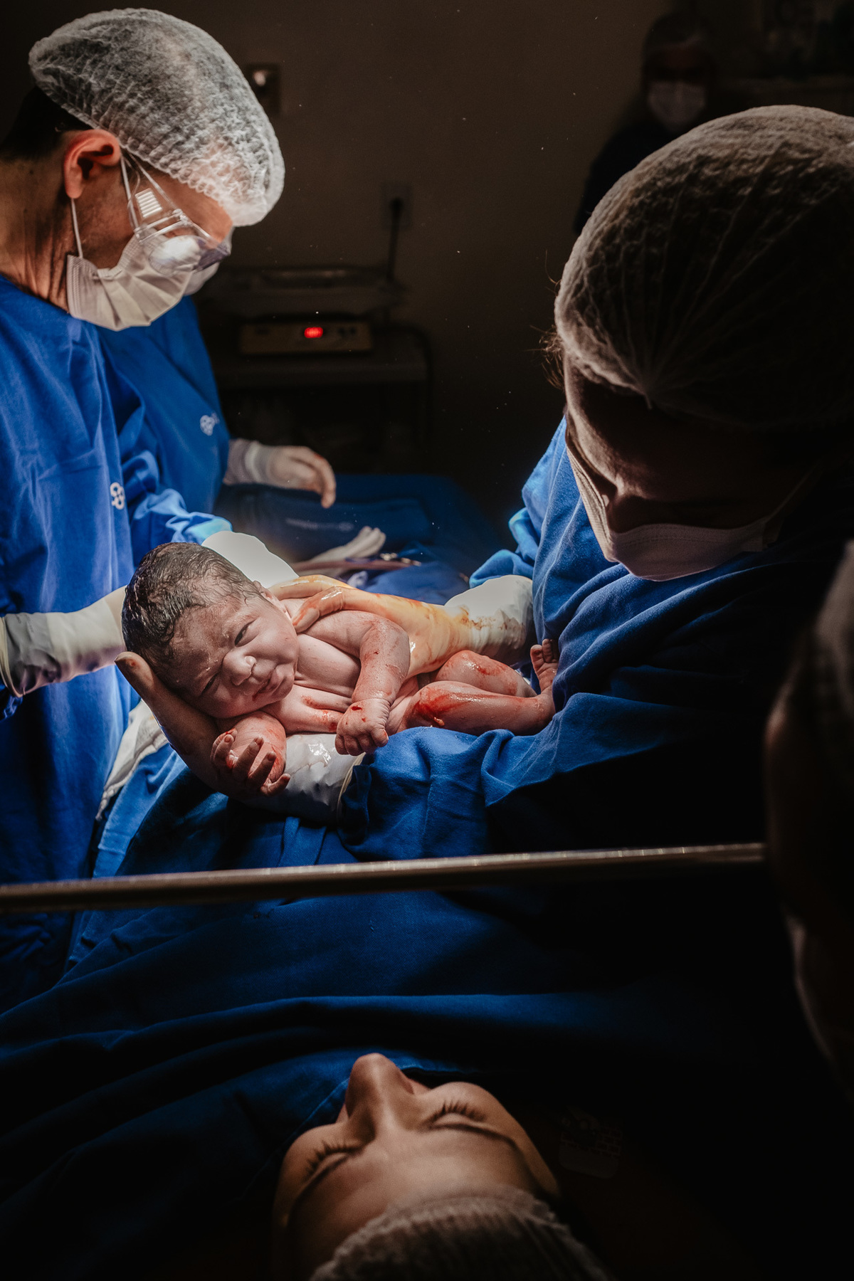 Cesárea humanizada registrada por Thiago Braga Fotografia na Maternidade Santa Helena em Florianópolis