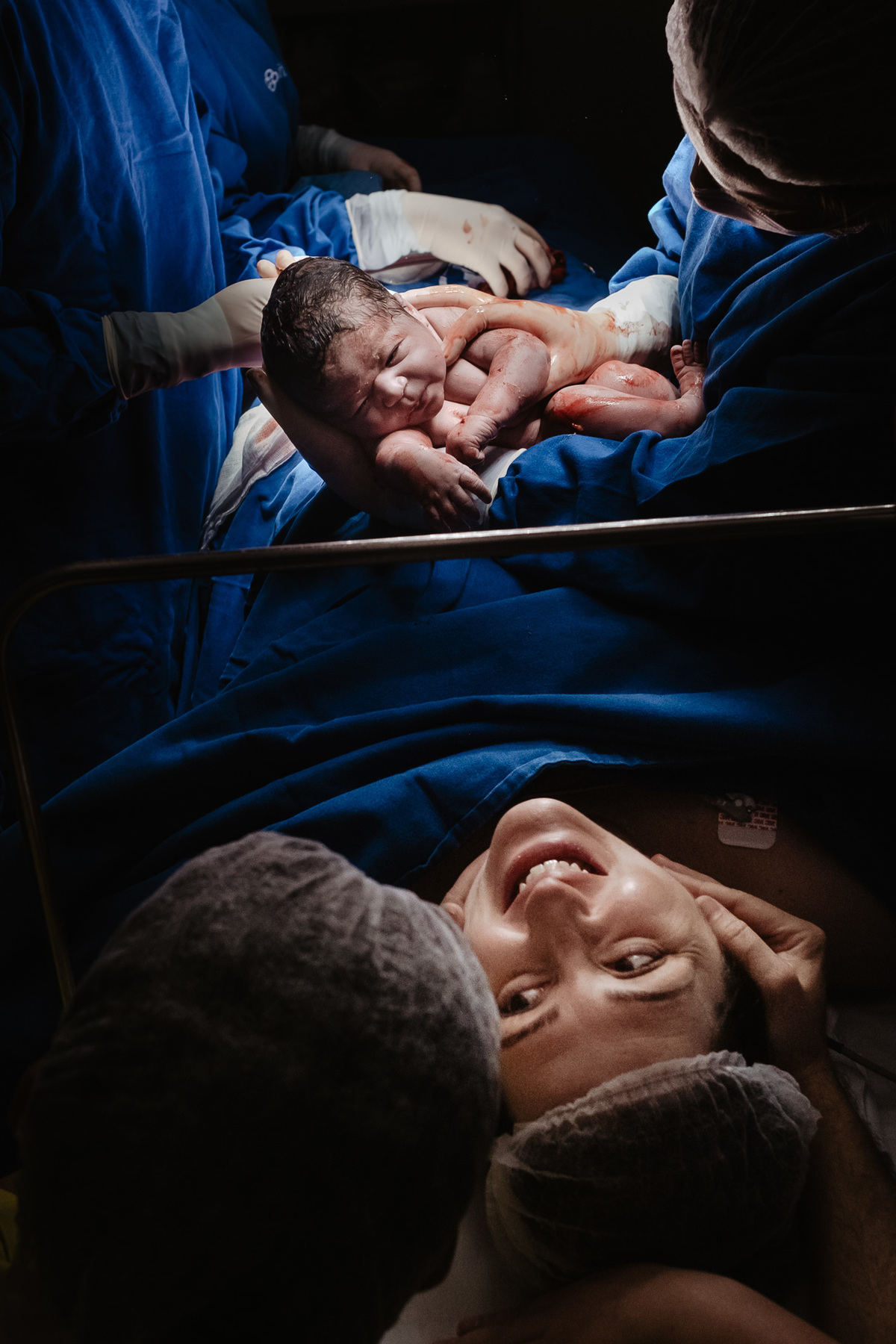 Cesárea humanizada registrada por Thiago Braga Fotografia na Maternidade Santa Helena em Florianópolis