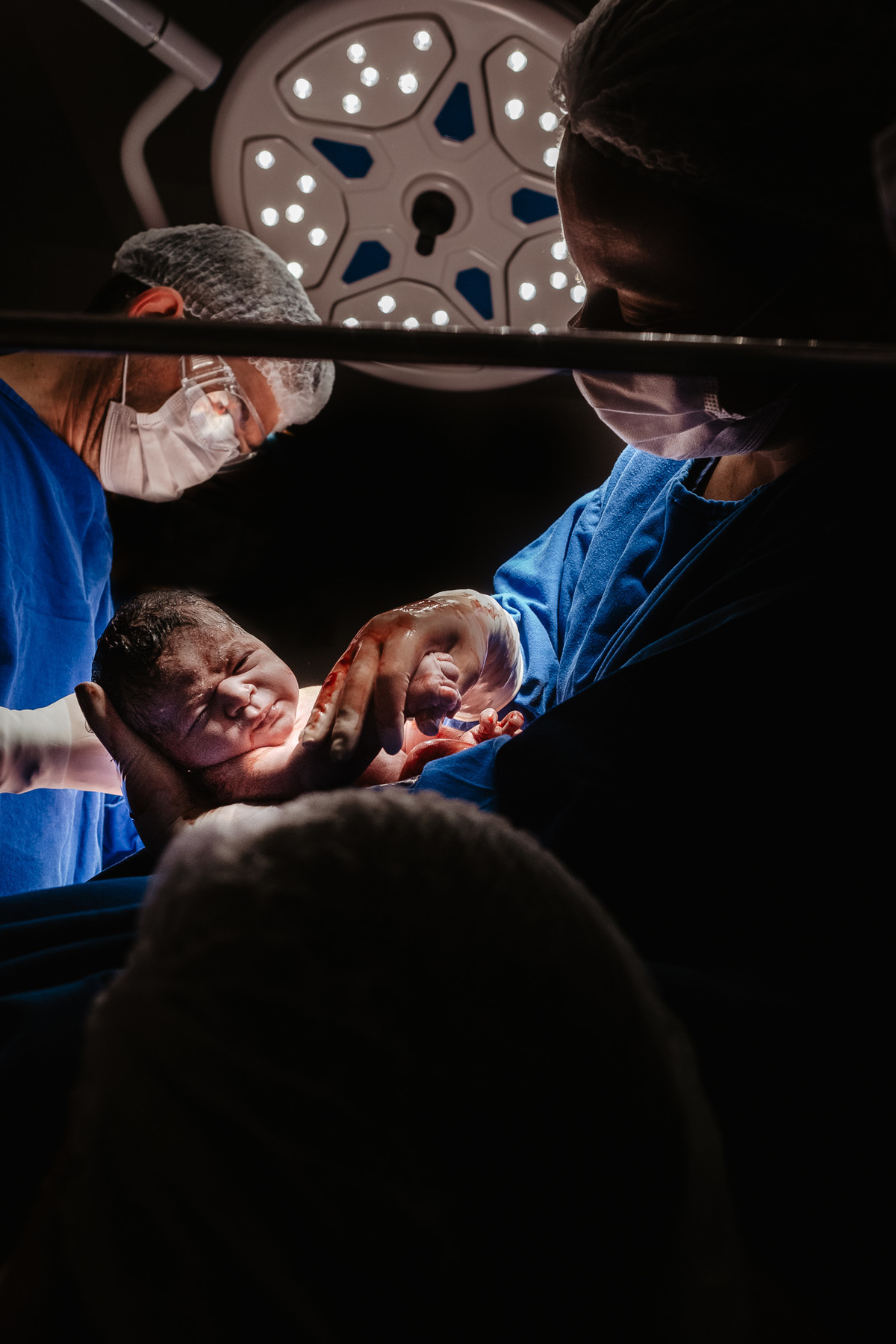 Cesárea humanizada registrada por Thiago Braga Fotografia na Maternidade Santa Helena em Florianópolis