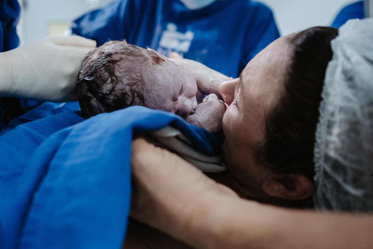 parto cesárea humanizado no ilha Hospital e maternidade por Thiago Braga Fotografia