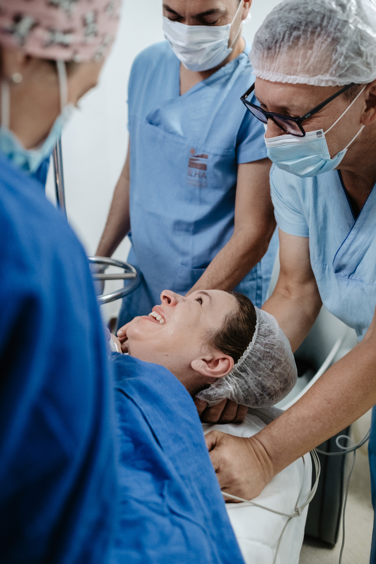 parto cesárea humanizado no ilha Hospital e maternidade por Thiago Braga Fotografia