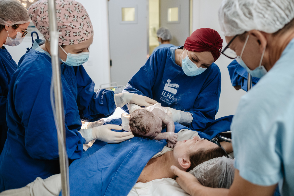 parto cesárea humanizado no ilha Hospital e maternidade por Thiago Braga Fotografia