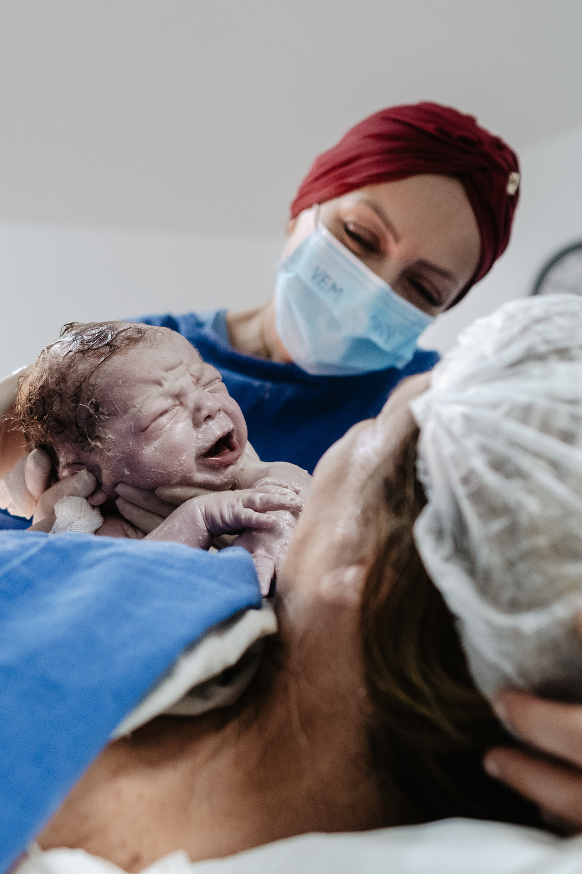 parto cesárea humanizado no ilha Hospital e maternidade por Thiago Braga Fotografia