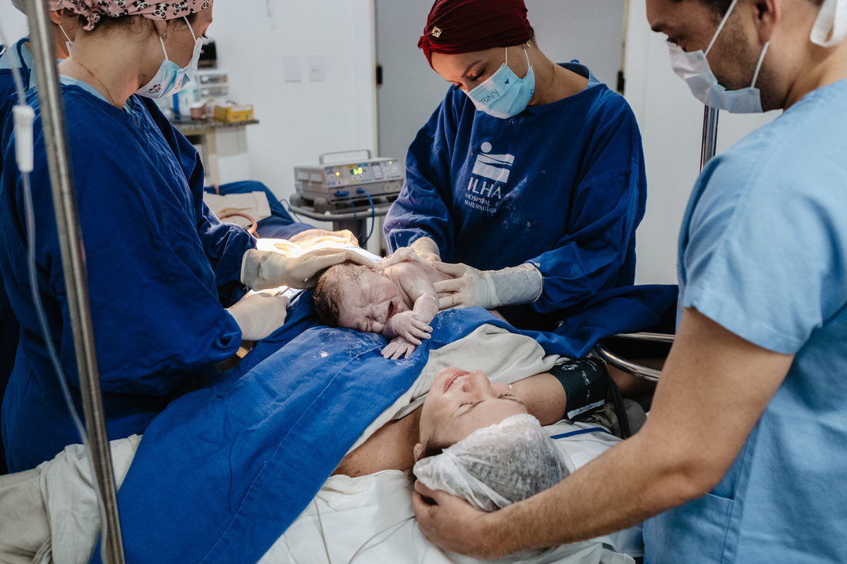 parto cesárea humanizado no ilha Hospital e maternidade por Thiago Braga Fotografia