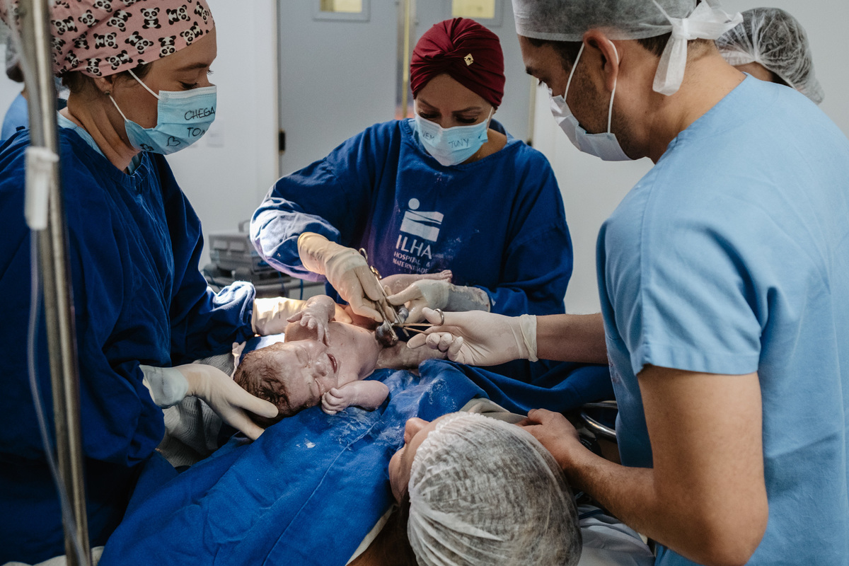 parto cesárea humanizado no ilha Hospital e maternidade por Thiago Braga Fotografia