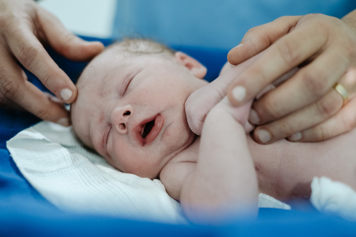parto cesárea humanizado no ilha Hospital e maternidade por Thiago Braga Fotografia