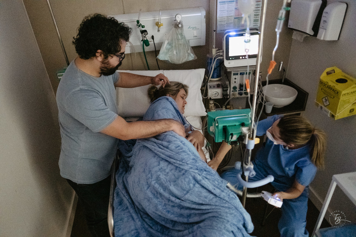 fotografia de parto normal na maternidade santa helena em florianópolis, fotos de parto por Thiago Braga fotografia