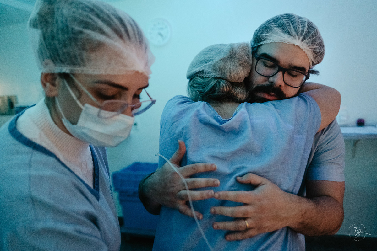 fotografia de parto normal na maternidade santa helena em florianópolis, fotos de parto por Thiago Braga fotografia