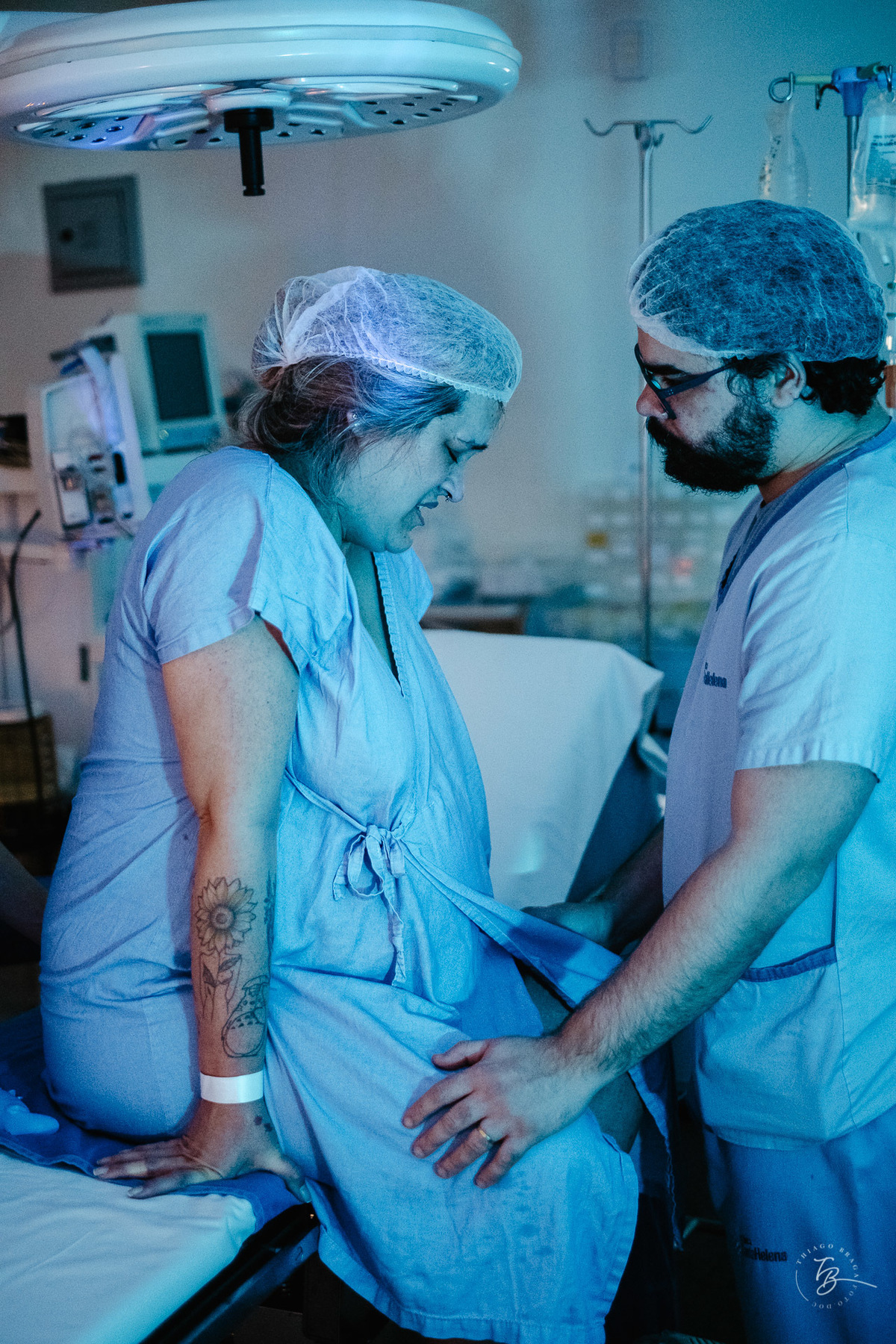 fotografia de parto normal na maternidade santa helena em florianópolis, fotos de parto por Thiago Braga fotografia