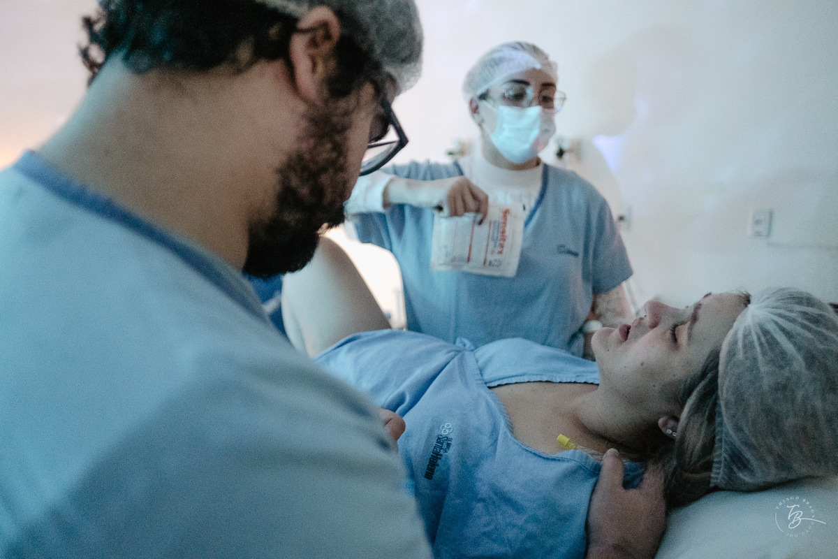 fotografia de parto normal na maternidade santa helena em florianópolis, fotos de parto por Thiago Braga fotografia