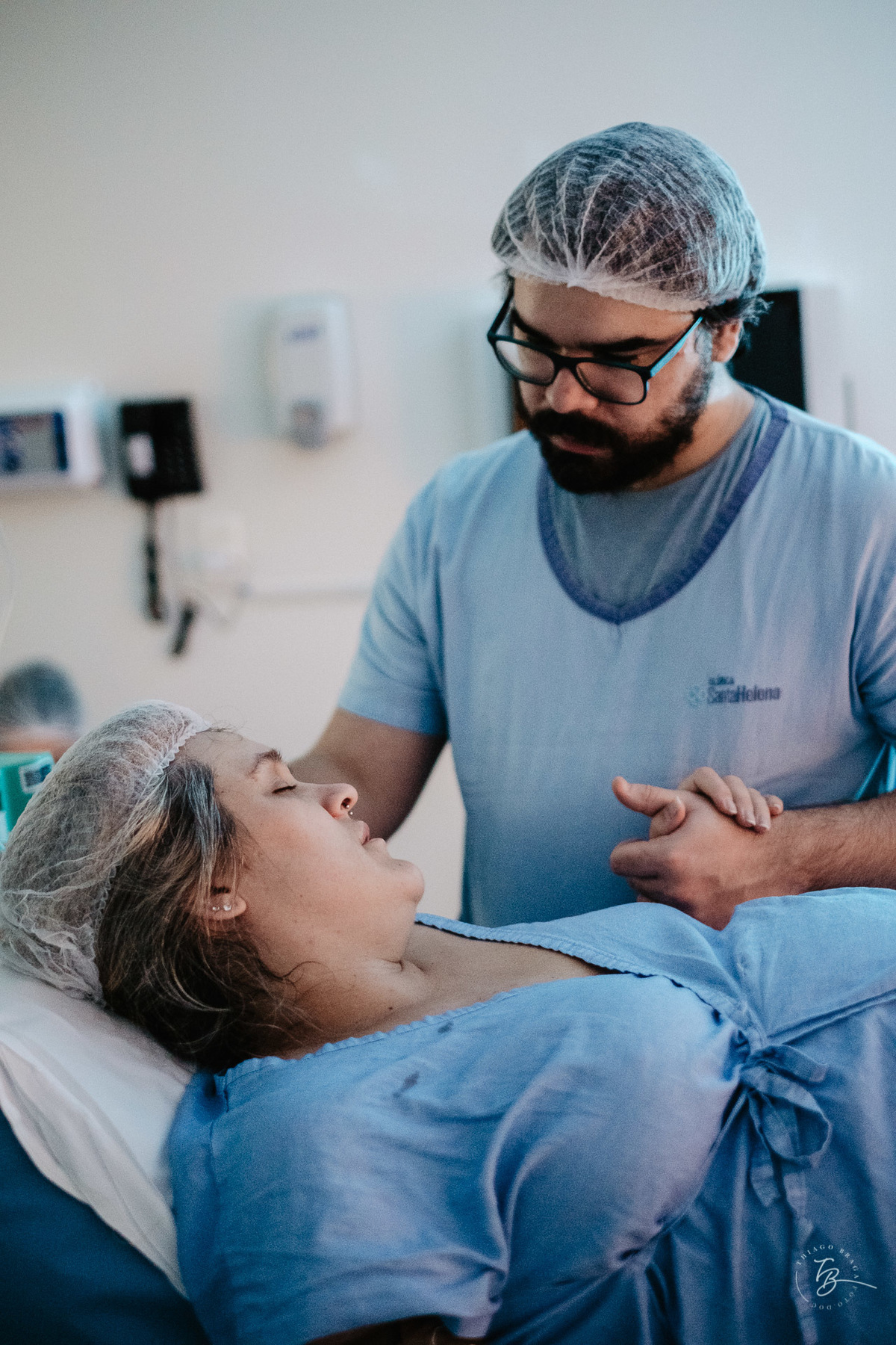 fotografia de parto normal na maternidade santa helena em florianópolis, fotos de parto por Thiago Braga fotografia