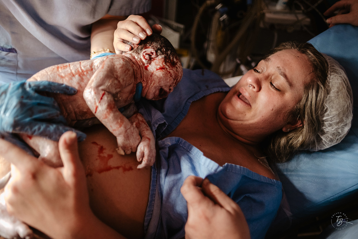 fotografia de parto normal na maternidade santa helena em florianópolis, fotos de parto por Thiago Braga fotografia