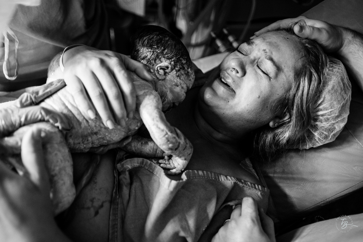 fotografia de parto normal na maternidade santa helena em florianópolis, fotos de parto por Thiago Braga fotografia