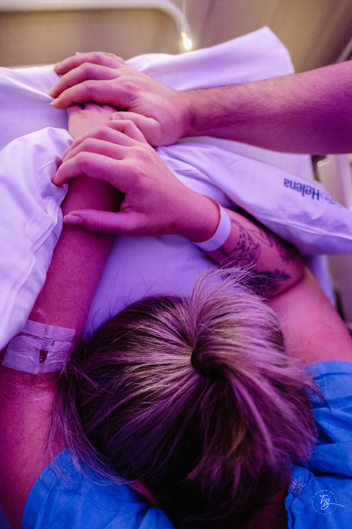 fotografia de parto normal na maternidade santa helena em florianópolis, fotos de parto por Thiago Braga fotografia