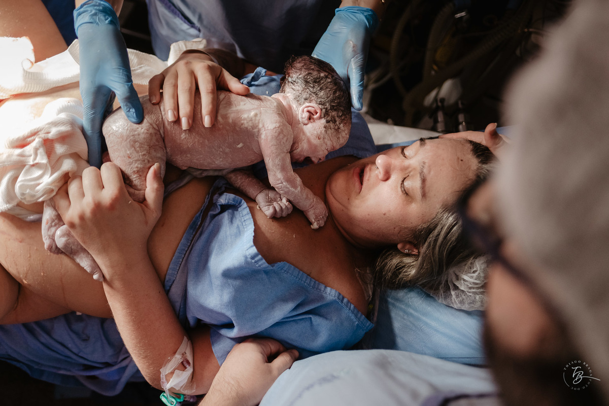 fotografia de parto normal na maternidade santa helena em florianópolis, fotos de parto por Thiago Braga fotografia