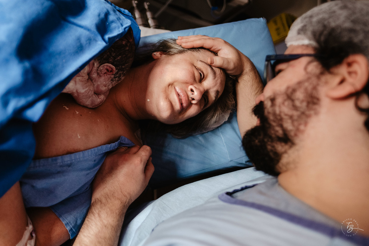 fotografia de parto normal na maternidade santa helena em florianópolis, fotos de parto por Thiago Braga fotografia