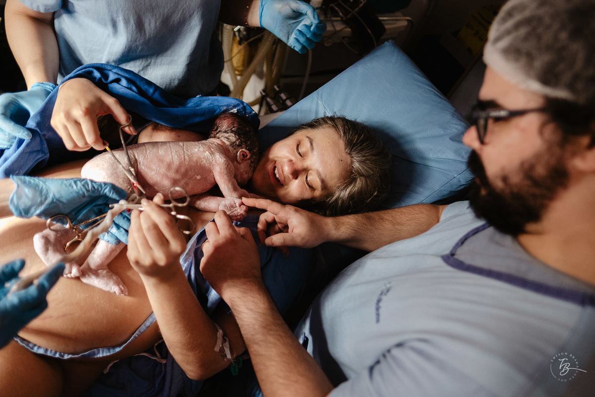 fotografia de parto normal na maternidade santa helena em florianópolis, fotos de parto por Thiago Braga fotografia