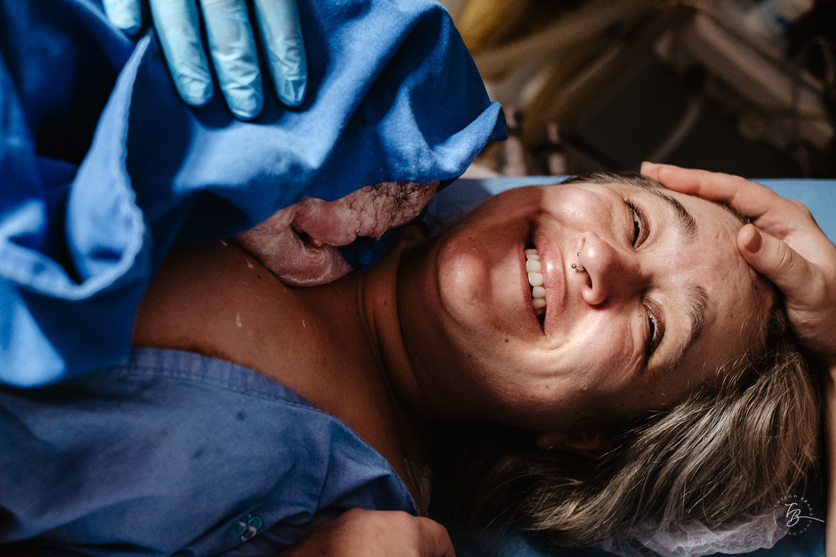 fotografia de parto normal na maternidade santa helena em florianópolis, fotos de parto por Thiago Braga fotografia