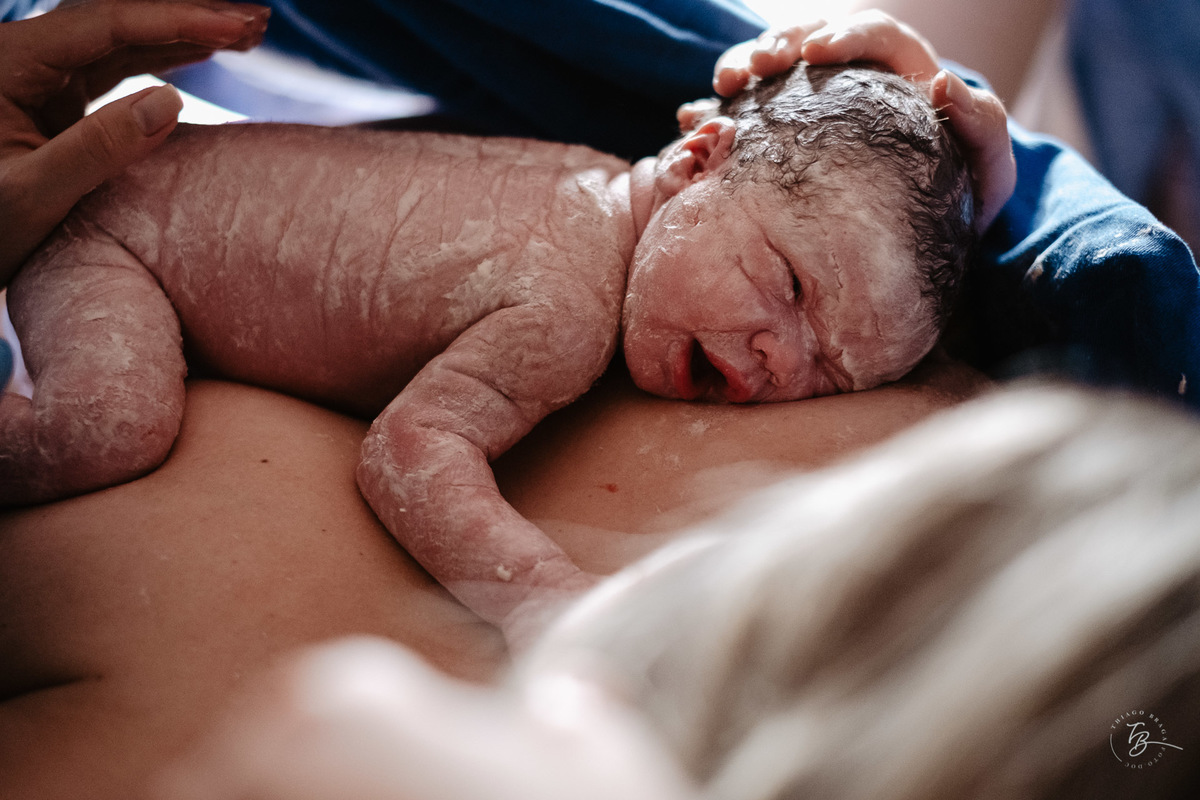 fotografia de parto normal na maternidade santa helena em florianópolis, fotos de parto por Thiago Braga fotografia
