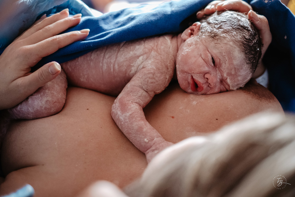 fotografia de parto normal na maternidade santa helena em florianópolis, fotos de parto por Thiago Braga fotografia