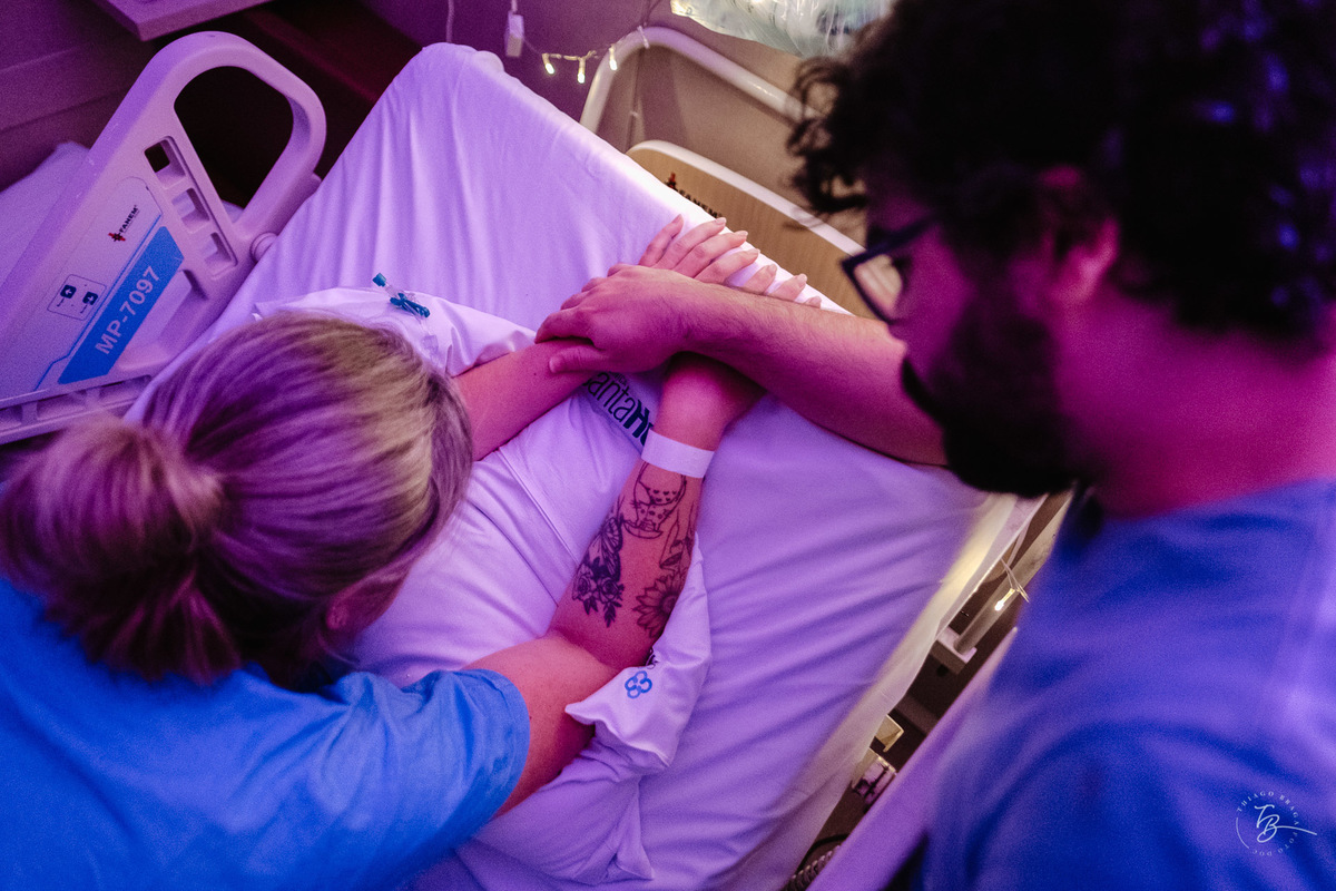 fotografia de parto normal na maternidade santa helena em florianópolis, fotos de parto por Thiago Braga fotografia