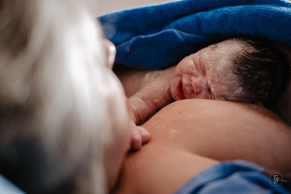 fotografia de parto normal na maternidade santa helena em florianópolis, fotos de parto por Thiago Braga fotografia