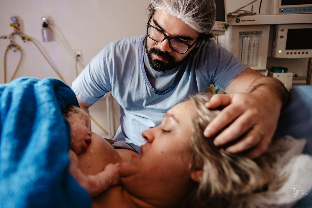 fotografia de parto normal na maternidade santa helena em florianópolis, fotos de parto por Thiago Braga fotografia