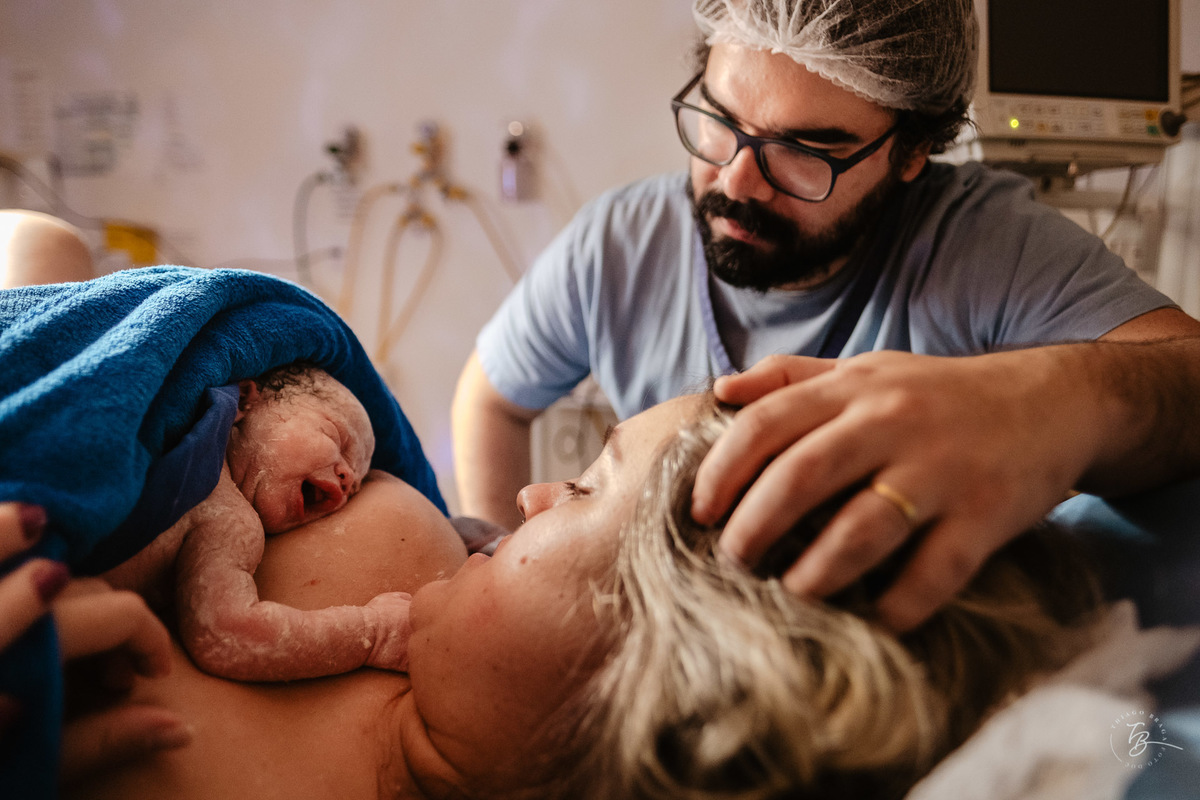 fotografia de parto normal na maternidade santa helena em florianópolis, fotos de parto por Thiago Braga fotografia