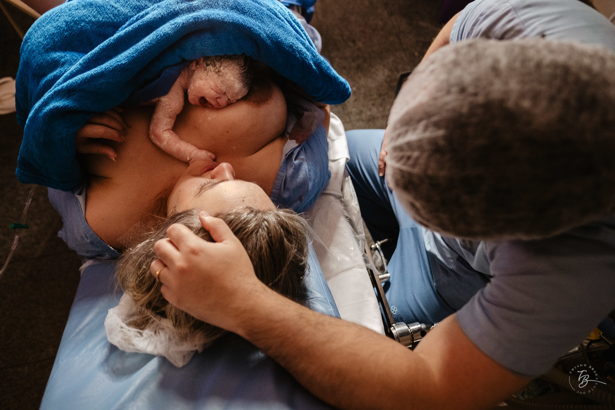 fotografia de parto normal na maternidade santa helena em florianópolis, fotos de parto por Thiago Braga fotografia