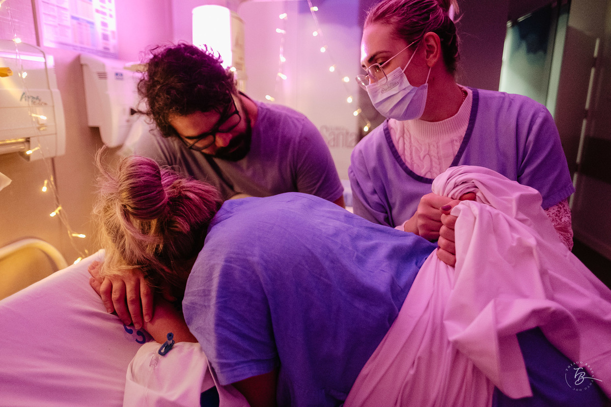 fotografia de parto normal na maternidade santa helena em florianópolis, fotos de parto por Thiago Braga fotografia