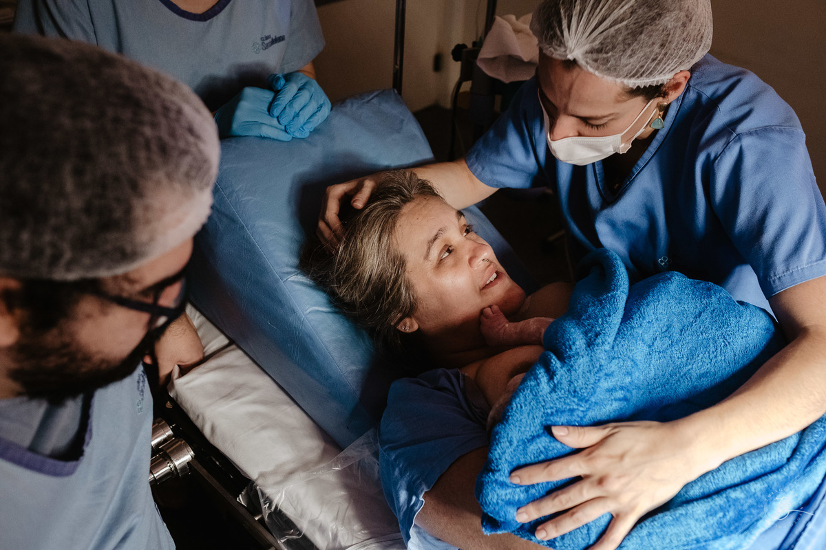 fotografia de parto normal na maternidade santa helena em florianópolis, fotos de parto por Thiago Braga fotografia