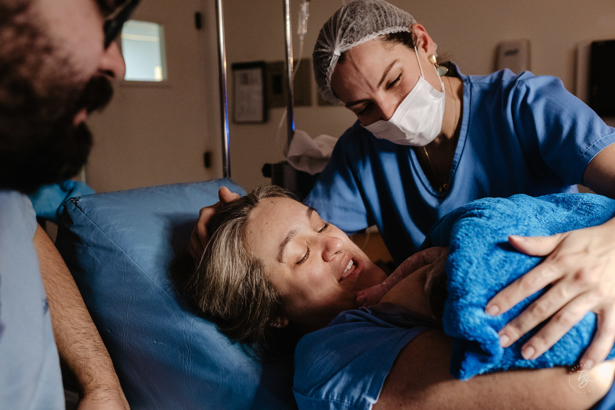 fotografia de parto normal na maternidade santa helena em florianópolis, fotos de parto por Thiago Braga fotografia