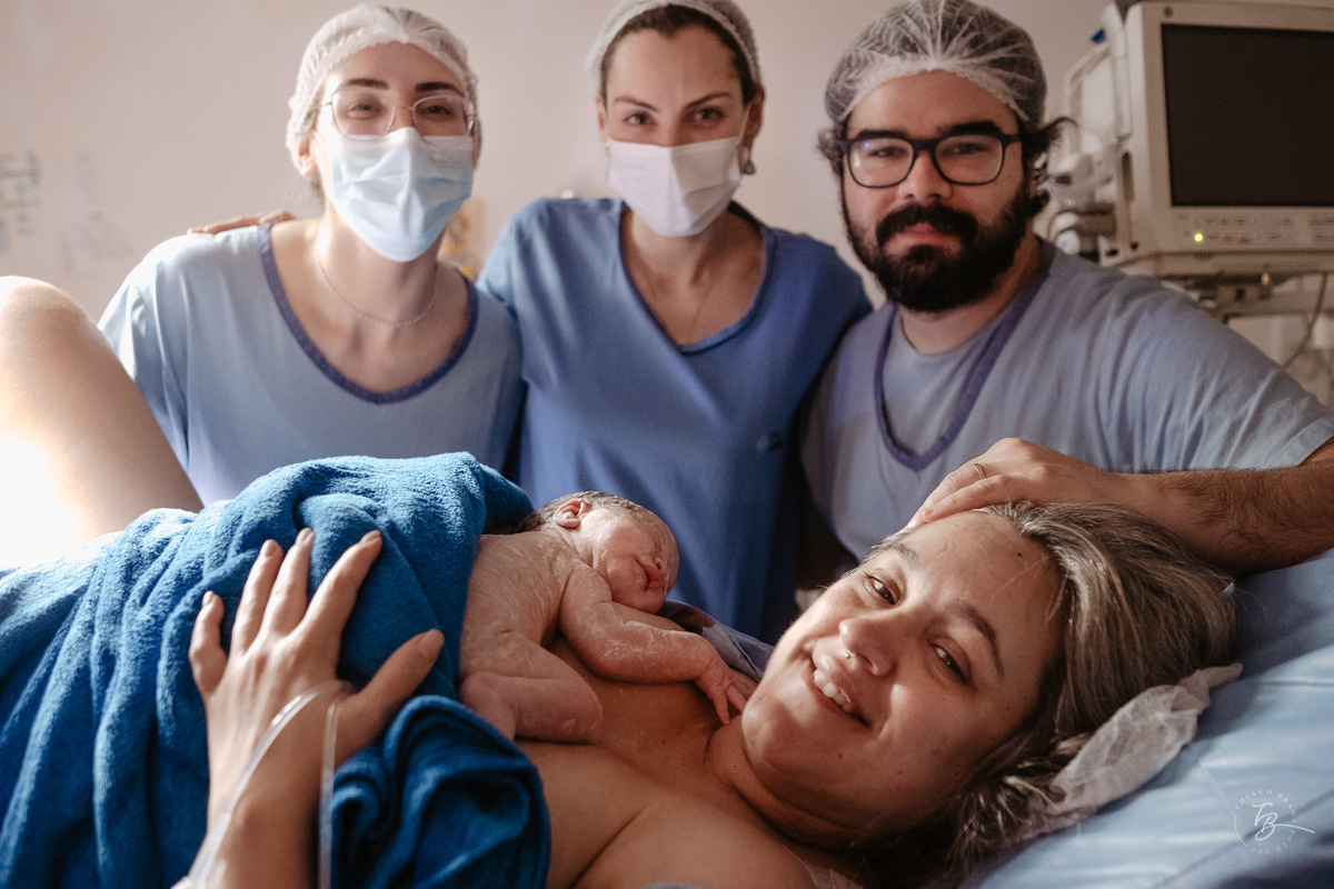 fotografia de parto normal na maternidade santa helena em florianópolis, fotos de parto por Thiago Braga fotografia