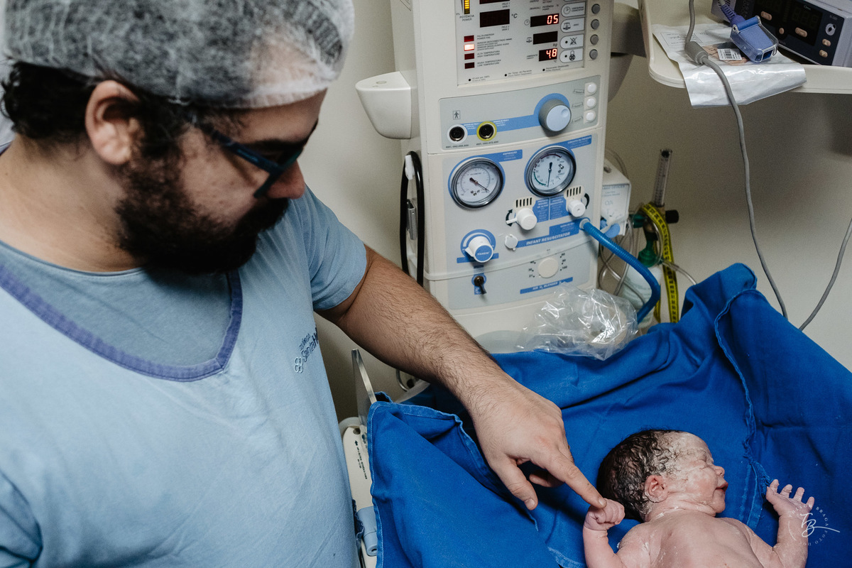 fotografia de parto normal na maternidade santa helena em florianópolis, fotos de parto por Thiago Braga fotografia
