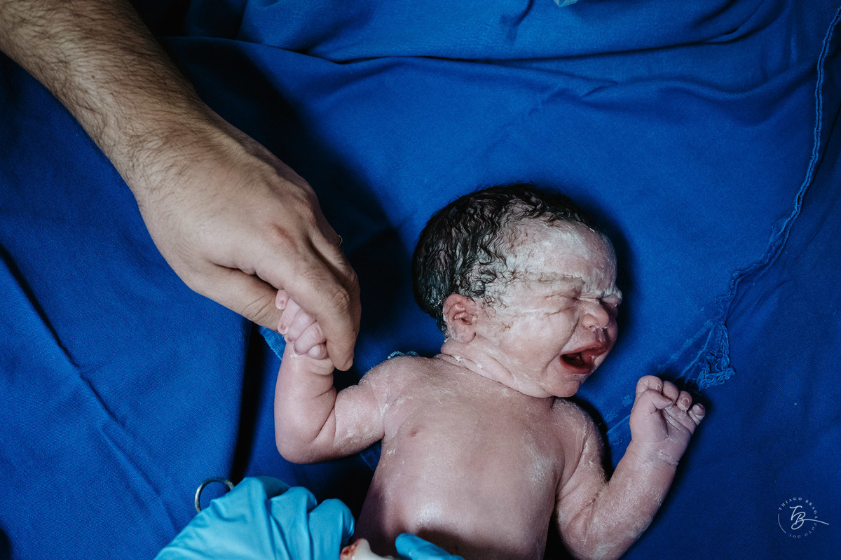 fotografia de parto normal na maternidade santa helena em florianópolis, fotos de parto por Thiago Braga fotografia