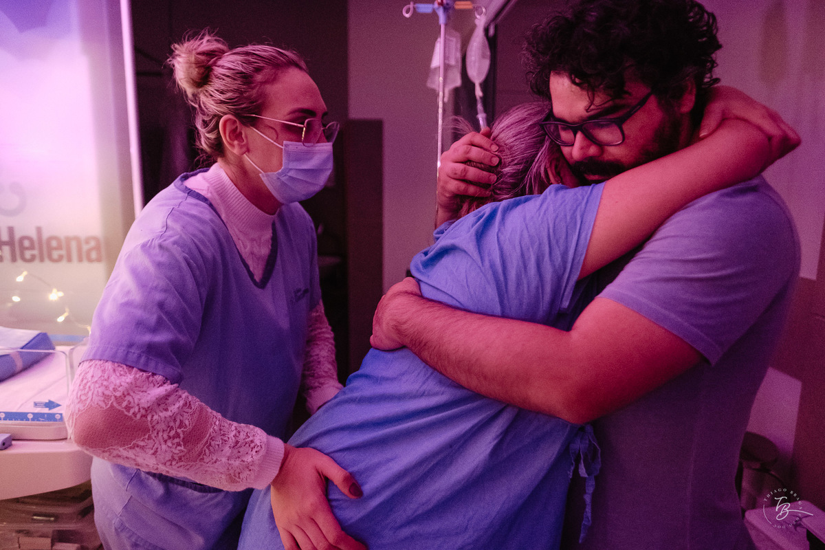 fotografia de parto normal na maternidade santa helena em florianópolis, fotos de parto por Thiago Braga fotografia