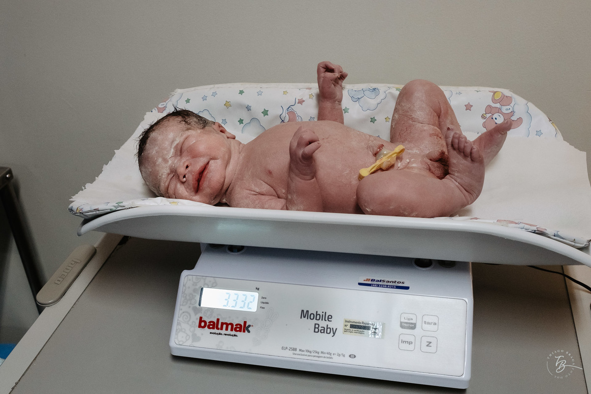 fotografia de parto normal na maternidade santa helena em florianópolis, fotos de parto por Thiago Braga fotografia