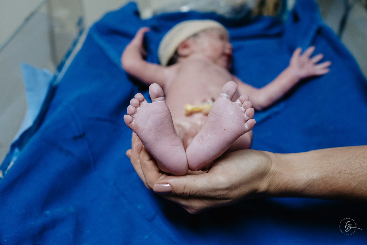 fotografia de parto normal na maternidade santa helena em florianópolis, fotos de parto por Thiago Braga fotografia