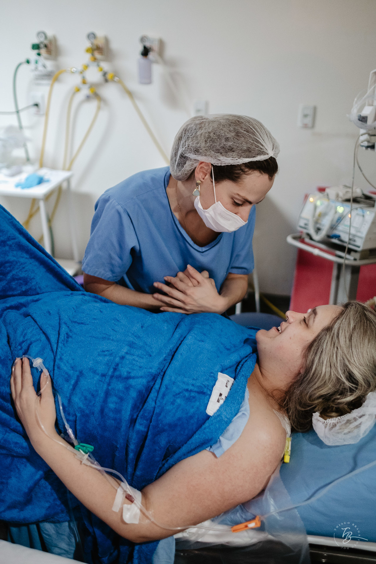 fotografia de parto normal na maternidade santa helena em florianópolis, fotos de parto por Thiago Braga fotografia
