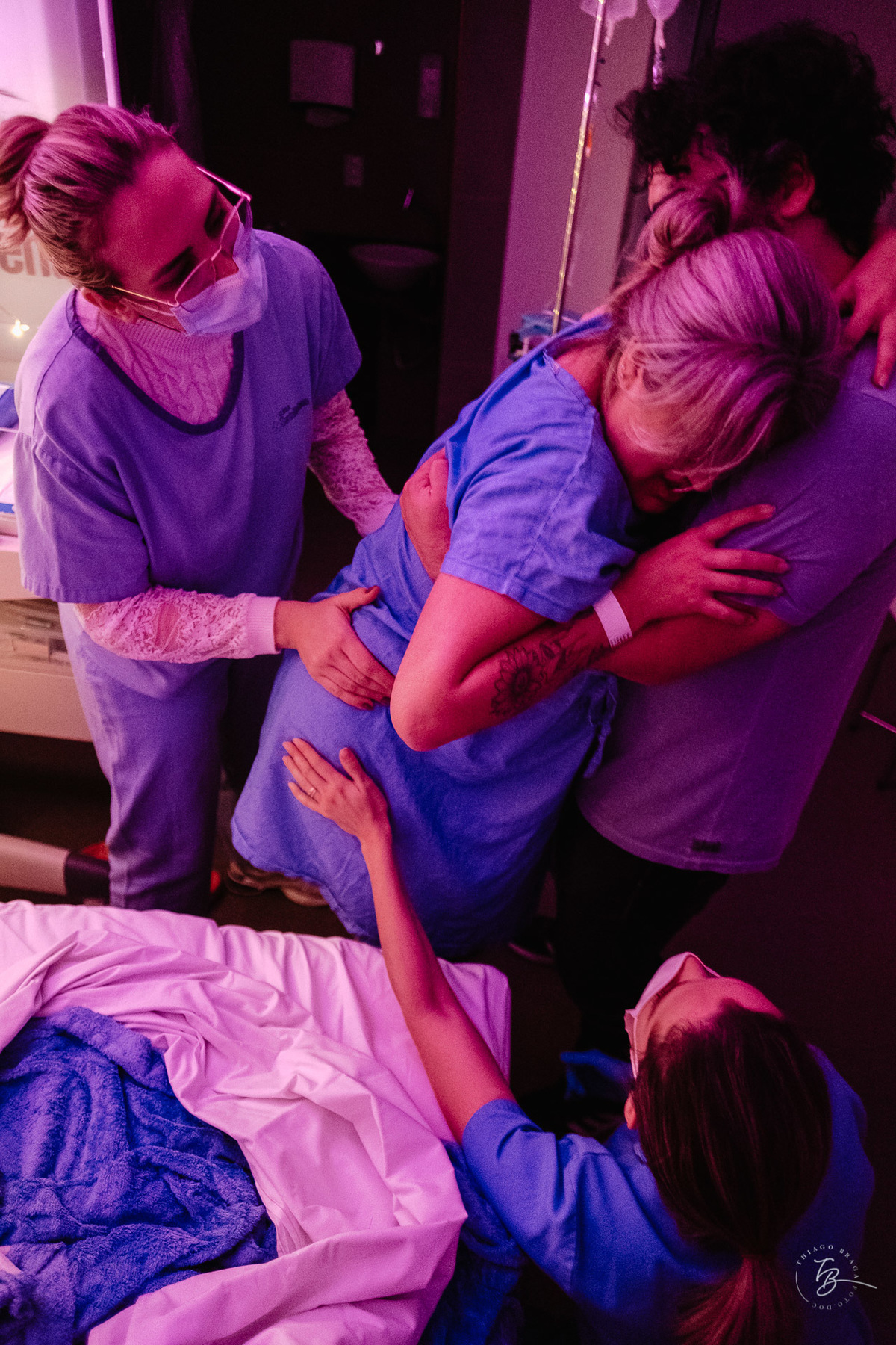 fotografia de parto normal na maternidade santa helena em florianópolis, fotos de parto por Thiago Braga fotografia