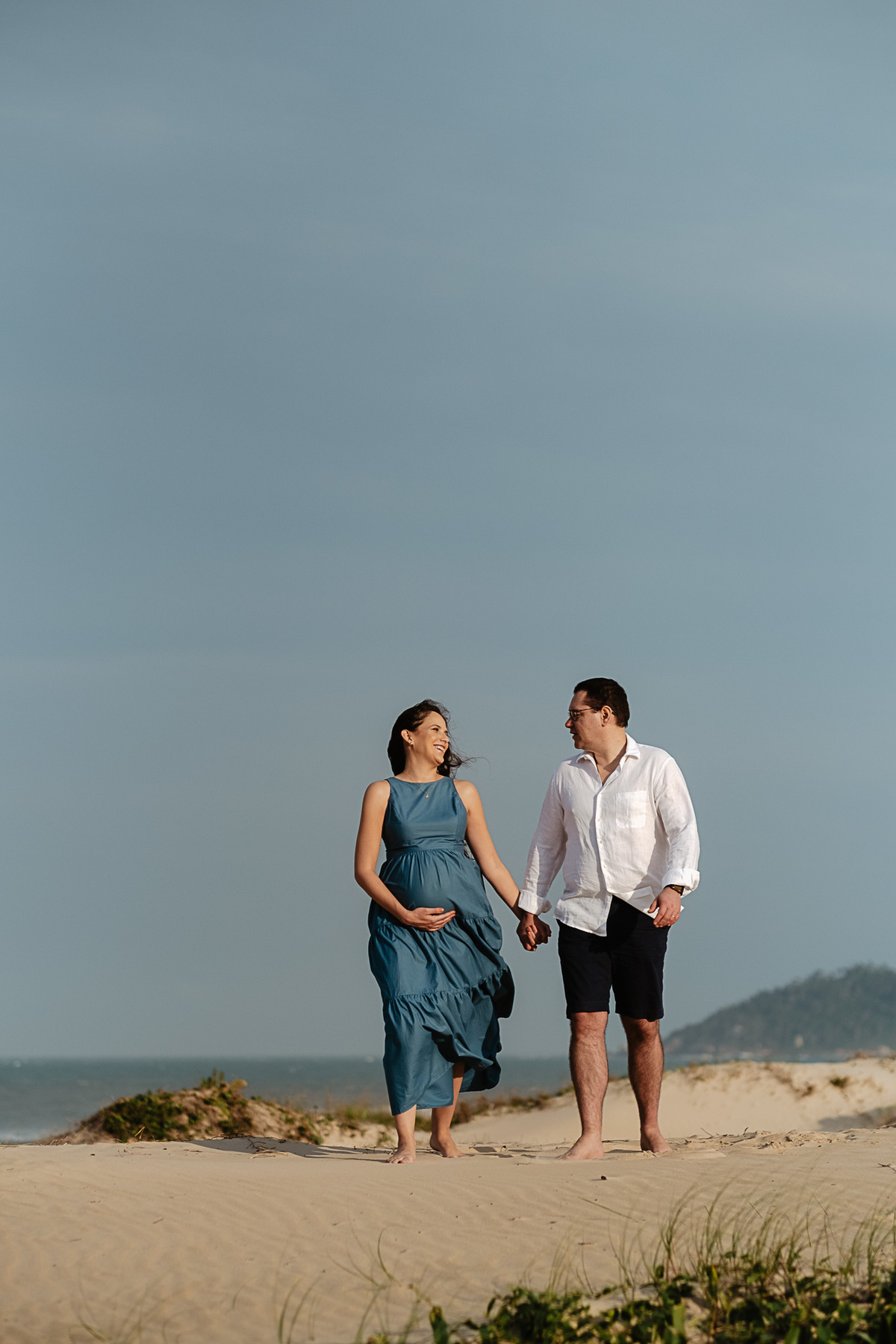 ensaio gestante no fim de tarde no novo campeche em Florianópolis por Thiago Braga Fotografia