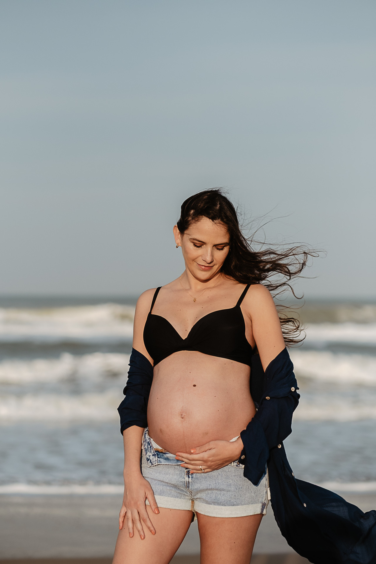 ensaio gestante no fim de tarde no novo campeche em Florianópolis por Thiago Braga Fotografia