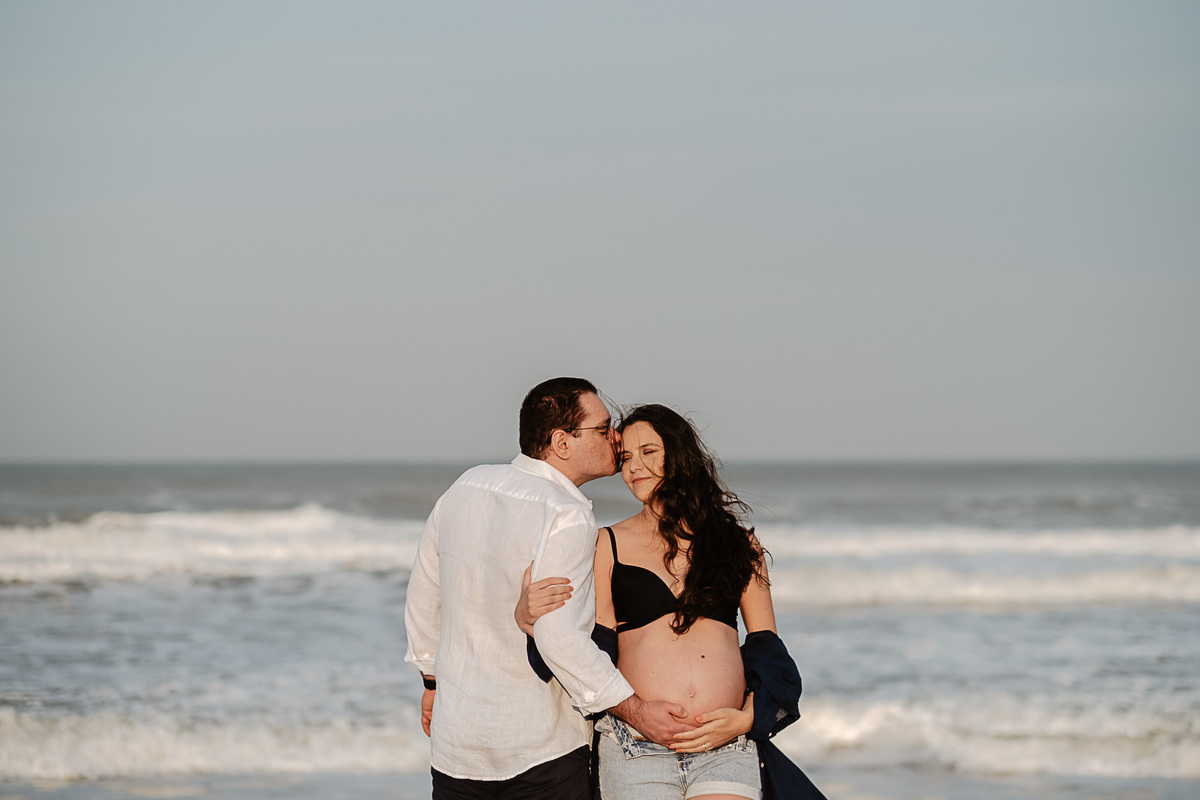 ensaio gestante no fim de tarde no novo campeche em Florianópolis por Thiago Braga Fotografia