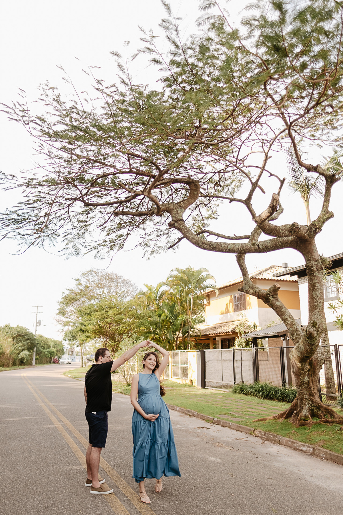ensaio gestante no fim de tarde no novo campeche em Florianópolis por Thiago Braga Fotografia