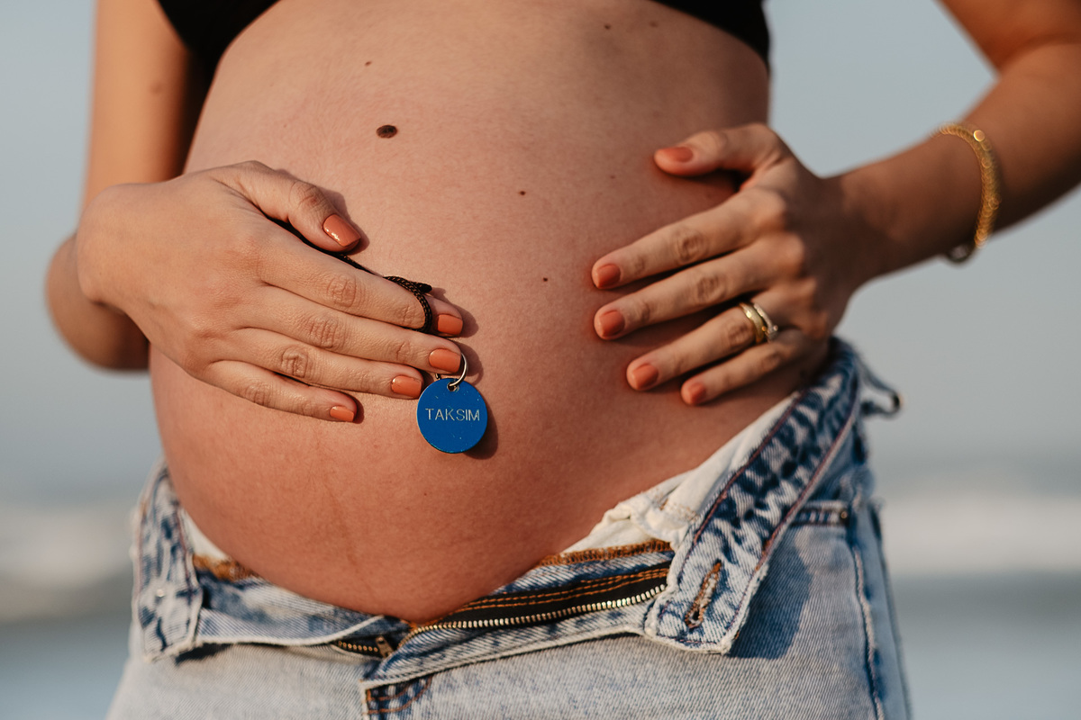 ensaio gestante no fim de tarde no novo campeche em Florianópolis por Thiago Braga Fotografia